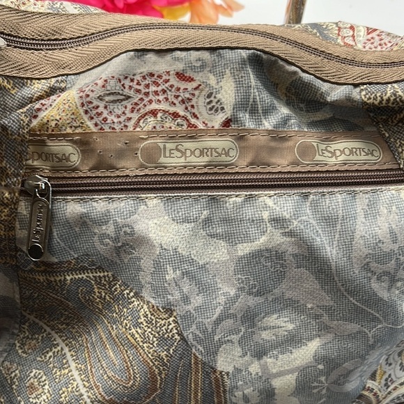 LeSportsac Large Gray Printed Hobo Nylon Crossbody Bag. NYB1719 - Picture 2 of 10